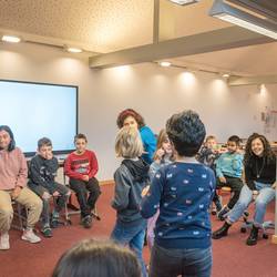 Beim interaktiven Theaterprojektes "Demokratie inklusive" entwickeln Schülerinnen und Schüler der Grundschule Pestalozzistraße mit dem People's Theater positive Handlungsweisen für Konfliktsituationen.