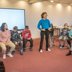 Beim interaktiven Theaterprojektes "Demokratie inklusive" entwickeln Schülerinnen und Schüler der Grundschule Pestalozzistraße mit dem People's Theater positive Handlungsweisen für Konfliktsituationen.