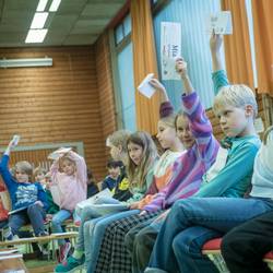 Bei der großen Ratssitzung im Projekt "Kinderrat" stimmen die Jungen und Mädchen aus den vierten Klassen der Grundschulen Grasdorf und Ingeln-Oesselse über ihre Anträge ab. Das Projekt wird vom Verein Politik zum Anfassen realisiert und über das Bundesprogramm Demokratie leben! gefördert.