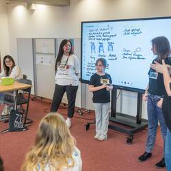 Die Teamerinnen des People's Theater erarbeiten im Projekt "Heute bilden, was morgen zählt" mit Schülerinnen und Schülern der Grundschule Pestalozzistraße anhand von interaktiven Theaterstücken, wie sie eigenständig nach Lösungen für ein friedlicheres Miteinander suchen können.