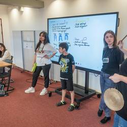 Die Teamerinnen des People's Theater erarbeiten im Projekt "Heute bilden, was morgen zählt" mit Schülerinnen und Schülern der Grundschule Pestalozzistraße anhand von interaktiven Theaterstücken, wie sie eigenständig nach Lösungen für ein friedlicheres Miteinander suchen können.