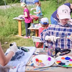 Jungen und Mädchen der Grundschiule Grasdorf erstellen ein Kunstwerk am Mitmachgarten im Park der Sinne.