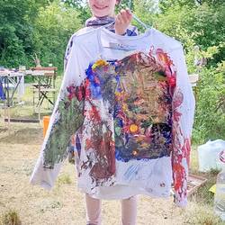 Jungen und Mädchen der Grundschiule Grasdorf erstellen ein Kunstwerk am Mitmachgarten im Park der Sinne.