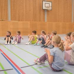 Im Projekt "Ich bin ich und Du bist du! Zusammen sind wir stark!" zeigt Trainer Milutin Susnica den Jungen und Mädchen der Grundschule Gleidingen in Laatzen anhand von handlungsorientierten Spielen und Übungen, wie sie sich mit deeskalierendem Verhalten in Konfliktsituationen behaupten und damit zu einem respektvollen Miteinander beitragen können.