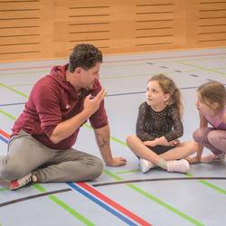 Im Projekt "Ich bin ich und Du bist du! Zusammen sind wir stark!" zeigt Trainer Milutin Susnica den Jungen und Mädchen der Grundschule Gleidingen in Laatzen anhand von handlungsorientierten Spielen und Übungen, wie sie sich mit deeskalierendem Verhalten in Konfliktsituationen behaupten und damit zu einem respektvollen Miteinander beitragen können.