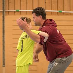 Im Projekt "Ich bin ich und Du bist du! Zusammen sind wir stark!" zeigt Trainer Milutin Susnica den Jungen und Mädchen der Grundschule Gleidingen in Laatzen anhand von handlungsorientierten Spielen und Übungen, wie sie sich mit deeskalierendem Verhalten in Konfliktsituationen behaupten und damit zu einem respektvollen Miteinander beitragen können.