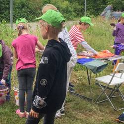 Schülerinnen und Schüler der Grundschule Grasdorf erstellen im Projekt "Ich + Du = Wir" ein Kunstobjekt im Park der Sinne in Laatzen.