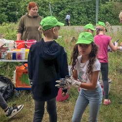 Schülerinnen und Schüler der Grundschule Grasdorf erstellen im Projekt "Ich + Du = Wir" ein Kunstobjekt im Park der Sinne in Laatzen.