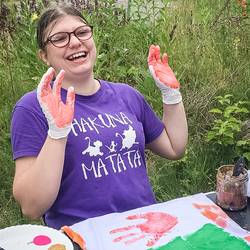 Schülerinnen und Schüler der Freien Martinsschule in Grasdorf erstellen im Projekt "Ich + Du = Wir" ein Kunstobjekt im Park der Sinne in Laatzen.