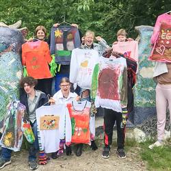 Schülerinnen und Schüler der Freien Martinsschule in Grasdorf erstellen im Projekt "Ich + Du = Wir" ein Kunstobjekt im Park der Sinne in Laatzen.