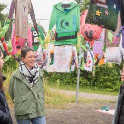 Die Schülerinnen und Schüler aus dem Projekt "Ich + Du = Wir!" stellen ihre Ergebnisse bei der Vernissage am 19. Juni 2024 vor dem Mitmachgarten im Park der Sinne in Laatzen vor.