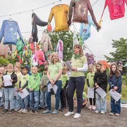 Die Schülerinnen und Schüler aus dem Projekt "Ich + Du = Wir!" stellen ihre Ergebnisse bei der Vernissage am 19. Juni 2024 vor dem Mitmachgarten im Park der Sinne in Laatzen vor.