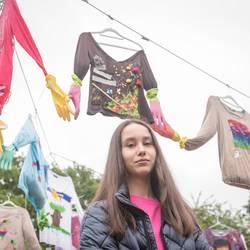 Die Schülerinnen und Schüler aus dem Projekt "Ich + Du = Wir!" stellen ihre Ergebnisse bei der Vernissage am 19. Juni 2024 vor dem Mitmachgarten im Park der Sinne in Laatzen vor.