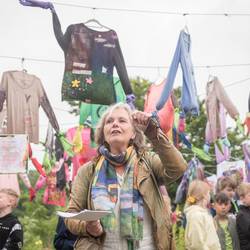 Die Schülerinnen und Schüler aus dem Projekt "Ich + Du = Wir!" stellen ihre Ergebnisse bei der Vernissage am 19. Juni 2024 vor dem Mitmachgarten im Park der Sinne in Laatzen vor.