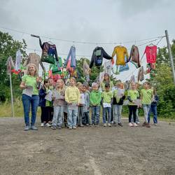 Die Schülerinnen und Schüler aus dem Projekt "Ich + Du = Wir!" stellen ihre Ergebnisse bei der Vernissage am 19. Juni 2024 vor dem Mitmachgarten im Park der Sinne in Laatzen vor.