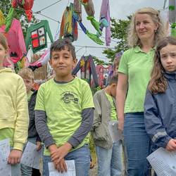 Die Schülerinnen und Schüler aus dem Projekt "Ich + Du = Wir!" stellen ihre Ergebnisse bei der Vernissage am 19. Juni 2024 vor dem Mitmachgarten im Park der Sinne in Laatzen vor.