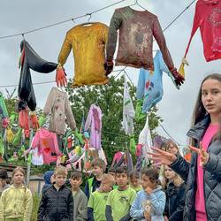 Die Schülerinnen und Schüler aus dem Projekt "Ich + Du = Wir!" stellen ihre Ergebnisse bei der Vernissage am 19. Juni 2024 vor dem Mitmachgarten im Park der Sinne in Laatzen vor.