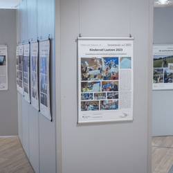 Die Ausstellung "10 Jahre Bundesprogramm Demokratie leben! in Laatzen" ist vom 26. August bis zum 6. September 2024 im Leine-Center in Laatzen zu sehen.