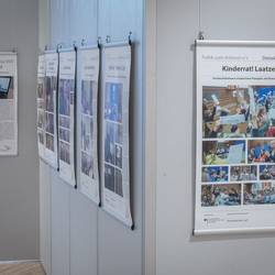 Die Ausstellung "10 Jahre Bundesprogramm Demokratie leben! in Laatzen" ist vom 26. August bis zum 6. September 2024 im Leine-Center in Laatzen zu sehen.