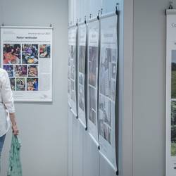 Die Ausstellung "10 Jahre Bundesprogramm Demokratie leben! in Laatzen" ist vom 26. August bis zum 6. September 2024 im Leine-Center in Laatzen zu sehen.
