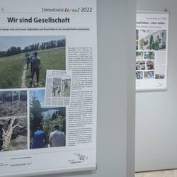 Die Ausstellung "10 Jahre Bundesprogramm Demokratie leben! in Laatzen" ist vom 26. August bis zum 6. September 2024 im Leine-Center in Laatzen zu sehen.