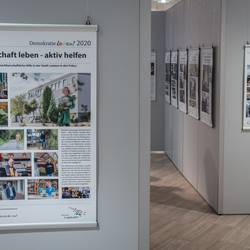 Die Ausstellung "10 Jahre Bundesprogramm Demokratie leben! in Laatzen" ist vom 26. August bis zum 6. September 2024 im Leine-Center in Laatzen zu sehen.
