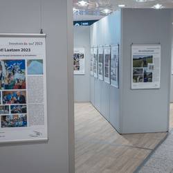 Die Ausstellung "10 Jahre Bundesprogramm Demokratie leben! in Laatzen" ist vom 26. August bis zum 6. September 2024 im Leine-Center in Laatzen zu sehen.