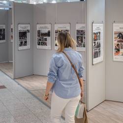 Die Ausstellung "10 Jahre Bundesprogramm Demokratie leben! in Laatzen" ist vom 26. August bis zum 6. September 2024 im Leine-Center in Laatzen zu sehen.