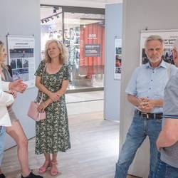 Eröffnung der Plakatausstellung "10 Jahre Bundesprogramm Demokratie leben! in Laatzen" am 27. August 2024 im Leine-Center.