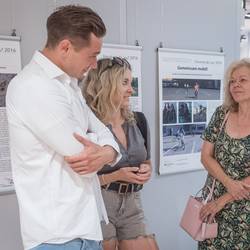 Eröffnung der Plakatausstellung "10 Jahre Bundesprogramm Demokratie leben! in Laatzen" am 27. August 2024 im Leine-Center.