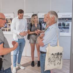 Eröffnung der Plakatausstellung "10 Jahre Bundesprogramm Demokratie leben! in Laatzen" am 27. August 2024 im Leine-Center.