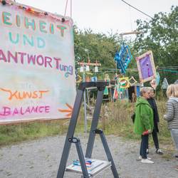 Vernissage zur Ausstellung zum Projekt "Freiheit und Verantwortung - die Kunst der Balance" vor dem Mitmachgarten am Park der Sinne in Laatzen.