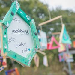 Vernissage zur Ausstellung zum Projekt "Freiheit und Verantwortung - die Kunst der Balance" vor dem Mitmachgarten am Park der Sinne in Laatzen.