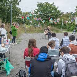 Vernissage zur Ausstellung zum Projekt "Freiheit und Verantwortung - die Kunst der Balance" vor dem Mitmachgarten am Park der Sinne in Laatzen.