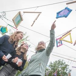 Vernissage zur Ausstellung zum Projekt "Freiheit und Verantwortung - die Kunst der Balance" vor dem Mitmachgarten am Park der Sinne in Laatzen.