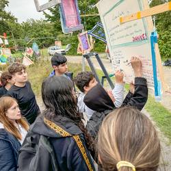 Vernissage zur Ausstellung zum Projekt "Freiheit und Verantwortung - die Kunst der Balance" vor dem Mitmachgarten am Park der Sinne in Laatzen.