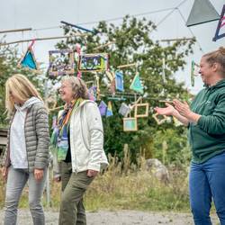 Vernissage zur Ausstellung zum Projekt "Freiheit und Verantwortung - die Kunst der Balance" vor dem Mitmachgarten am Park der Sinne in Laatzen.