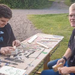 Schülerinnen und Schüler erstellen im Projekt "Freiheit und Verantwortung - die Kunst der Balance" duale Objekte mit zwei gleichwertigen Vorderseiten.