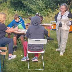 Schülerinnen und Schüler erstellen im Projekt "Freiheit und Verantwortung - die Kunst der Balance" duale Objekte mit zwei gleichwertigen Vorderseiten.