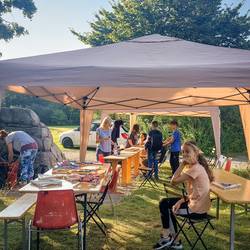 Schülerinnen und Schüler erstellen im Projekt "Freiheit und Verantwortung - die Kunst der Balance" duale Objekte mit zwei gleichwertigen Vorderseiten.