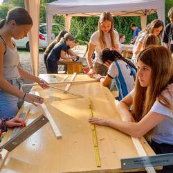 Schülerinnen und Schüler erstellen im Projekt "Freiheit und Verantwortung - die Kunst der Balance" duale Objekte mit zwei gleichwertigen Vorderseiten.