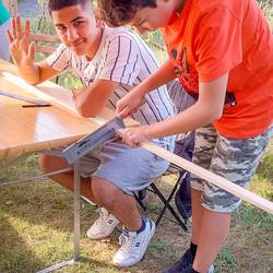 Schülerinnen und Schüler erstellen im Projekt "Freiheit und Verantwortung - die Kunst der Balance" duale Objekte mit zwei gleichwertigen Vorderseiten.