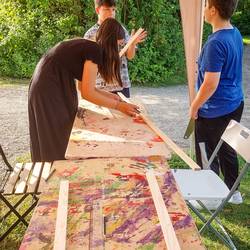 Schülerinnen und Schüler erstellen im Projekt "Freiheit und Verantwortung - die Kunst der Balance" duale Objekte mit zwei gleichwertigen Vorderseiten.