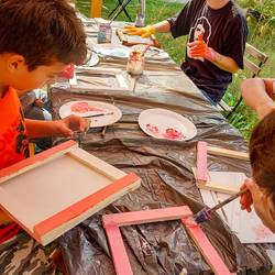 Schülerinnen und Schüler erstellen im Projekt "Freiheit und Verantwortung - die Kunst der Balance" duale Objekte mit zwei gleichwertigen Vorderseiten.