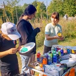 Schülerinnen und Schüler erstellen im Projekt "Freiheit und Verantwortung - die Kunst der Balance" duale Objekte mit zwei gleichwertigen Vorderseiten.