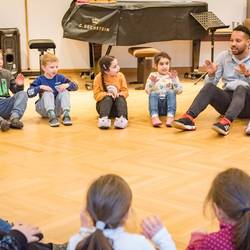 Im Projekt "Ich bin ich und Du bist du! Zusammen sind wir stark!" zeigt Trainer Abou Cham den Jungen und Mädchen der Grundschule Pestalozzistraße in Laatzen anhand von handlungsorientierten Spielen und Übungen, wie sie sich mit deeskalierendem Verhalten in Konfliktsituationen behaupten und damit zu einem respektvollen Miteinander beitragen können.