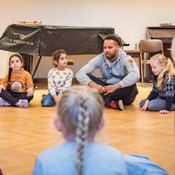 Im Projekt "Ich bin ich und Du bist du! Zusammen sind wir stark!" zeigt Trainer Abou Cham den Jungen und Mädchen der Grundschule Pestalozzistraße in Laatzen anhand von handlungsorientierten Spielen und Übungen, wie sie sich mit deeskalierendem Verhalten in Konfliktsituationen behaupten und damit zu einem respektvollen Miteinander beitragen können.