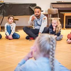 Im Projekt "Ich bin ich und Du bist du! Zusammen sind wir stark!" zeigt Trainer Abou Cham den Jungen und Mädchen der Grundschule Pestalozzistraße in Laatzen anhand von handlungsorientierten Spielen und Übungen, wie sie sich mit deeskalierendem Verhalten in Konfliktsituationen behaupten und damit zu einem respektvollen Miteinander beitragen können.