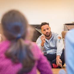 Im Projekt "Ich bin ich und Du bist du! Zusammen sind wir stark!" zeigt Trainer Abou Cham den Jungen und Mädchen der Grundschule Pestalozzistraße in Laatzen anhand von handlungsorientierten Spielen und Übungen, wie sie sich mit deeskalierendem Verhalten in Konfliktsituationen behaupten und damit zu einem respektvollen Miteinander beitragen können.