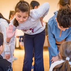 Im Projekt "Ich bin ich und Du bist du! Zusammen sind wir stark!" zeigt Trainer Abou Cham den Jungen und Mädchen der Grundschule Pestalozzistraße in Laatzen anhand von handlungsorientierten Spielen und Übungen, wie sie sich mit deeskalierendem Verhalten in Konfliktsituationen behaupten und damit zu einem respektvollen Miteinander beitragen können.